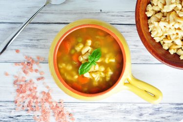 Zdrowa zupa z marchewkami, groszkiem i gnocchi z ciecierzycy